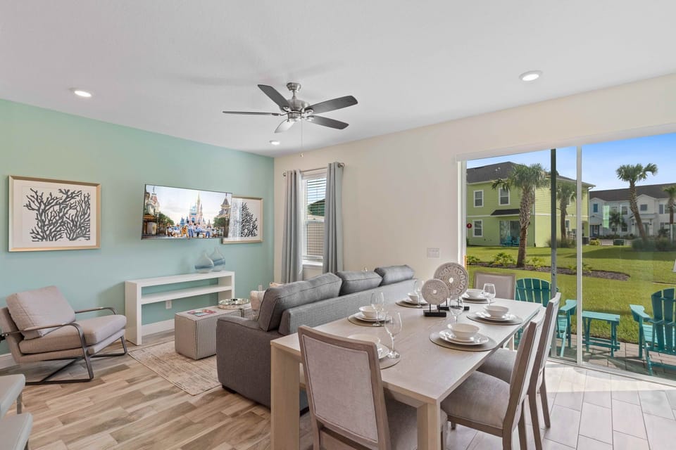 Inviting living area of the cottage in Kissimmee Florida - Stylish furniture arrangement providing comfort and a cohesive look - Smart TV and Netflix - Beautiful living room with an open layout, creating a sense of spaciousness