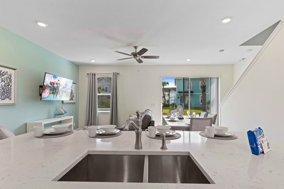 Lovely kitchen of the cottage in Kissimmee Florida - Fully equipped - Smart use of space with versatile storage solutions - Open concept connecting the kitchen to the dining and living area