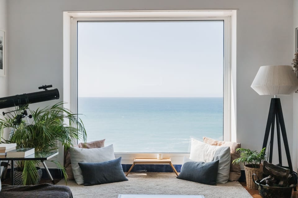Living room with sea view (1)