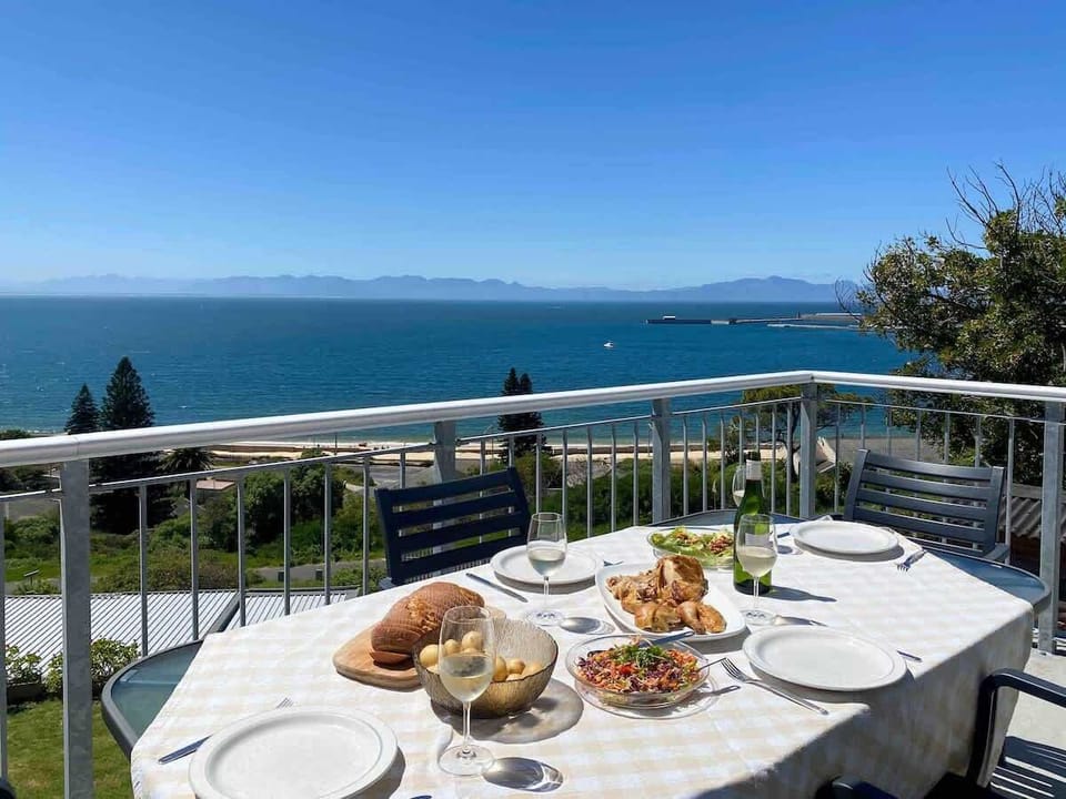 Escape to the Deep South and enjoy relaxing afternoons dining on the balcony, with the waves as your ambiance and the sea as your entertainment! Spot whales and other marine life during the winter months.