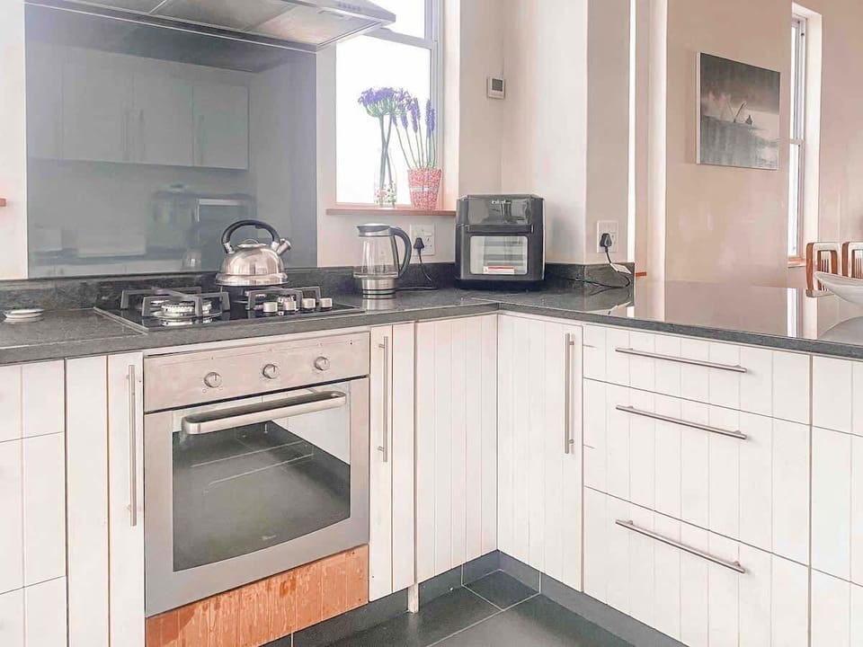 The kitchen comes with a gas hob, oven and a instant vortex air fryer oven for those fries or roast veggies for 2. There is also a loadshedding friendly gas stove kettle as the kitchen appliances cannot be used during loadshedding.