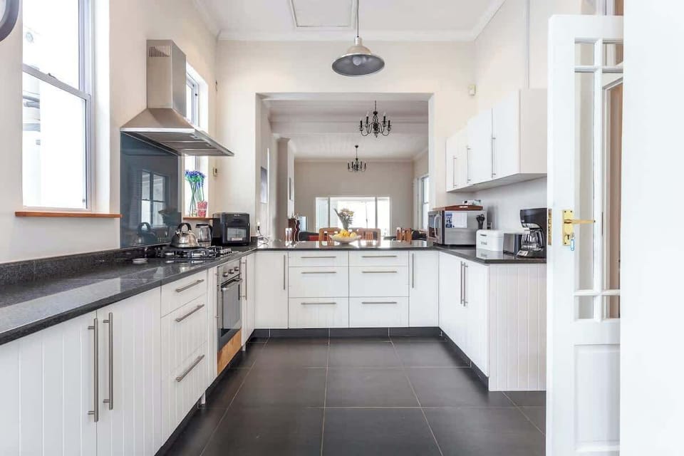 A fully equipped kitchen awaits your stay at Paradise Views. The usuals include Kettle, toaster, microwave as well as an Instant Vortex Air-fryer and a Filter Coffee machine.