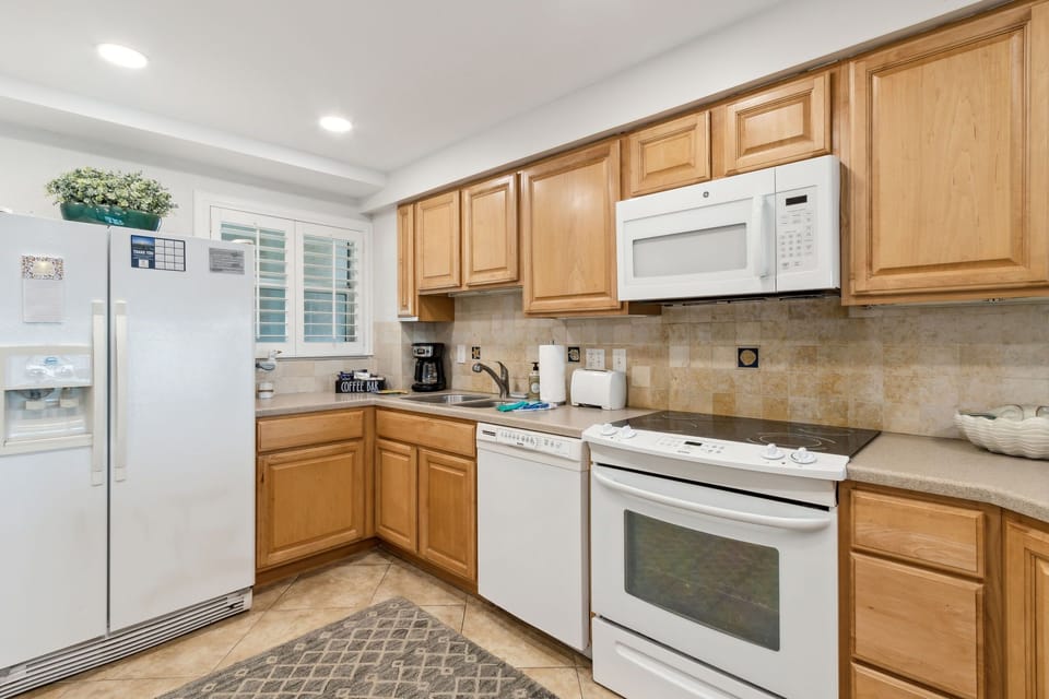 669 Full Kitchen 2
