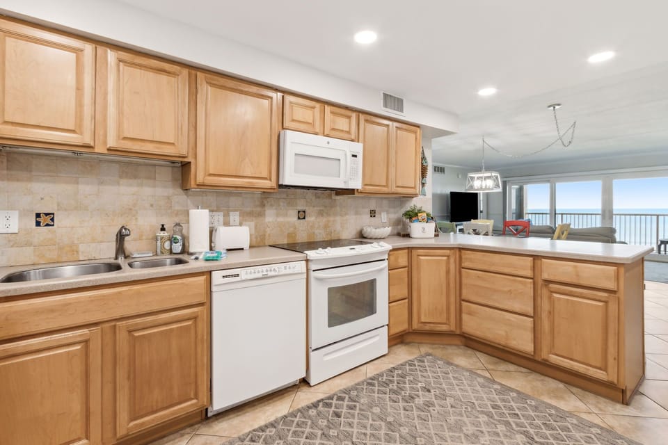 669 Full Kitchen 3