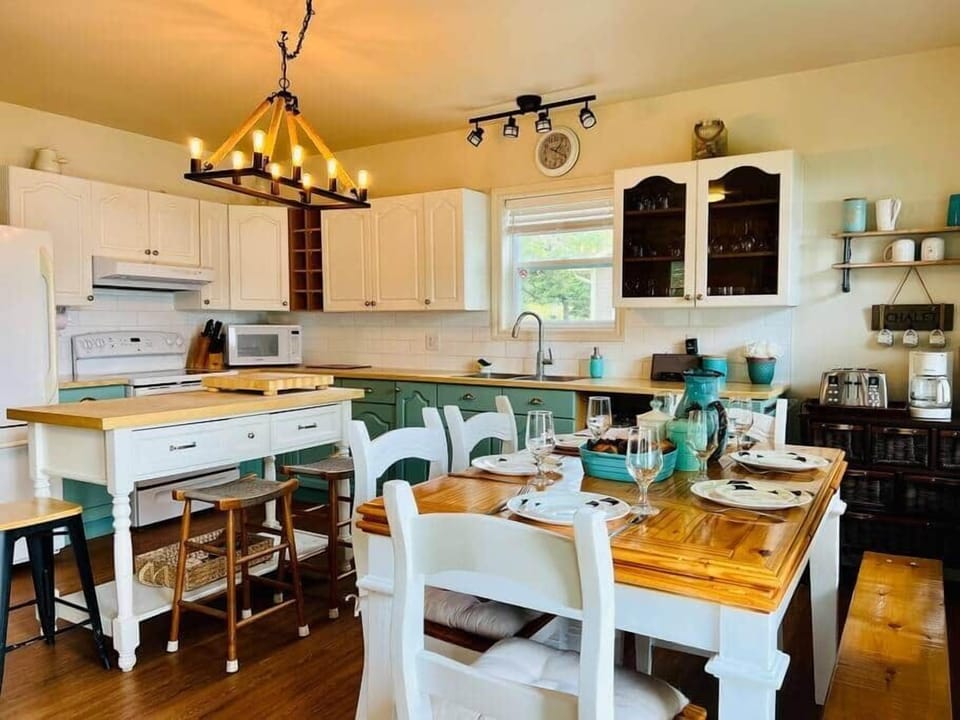 Overview of the kitchen and dining table