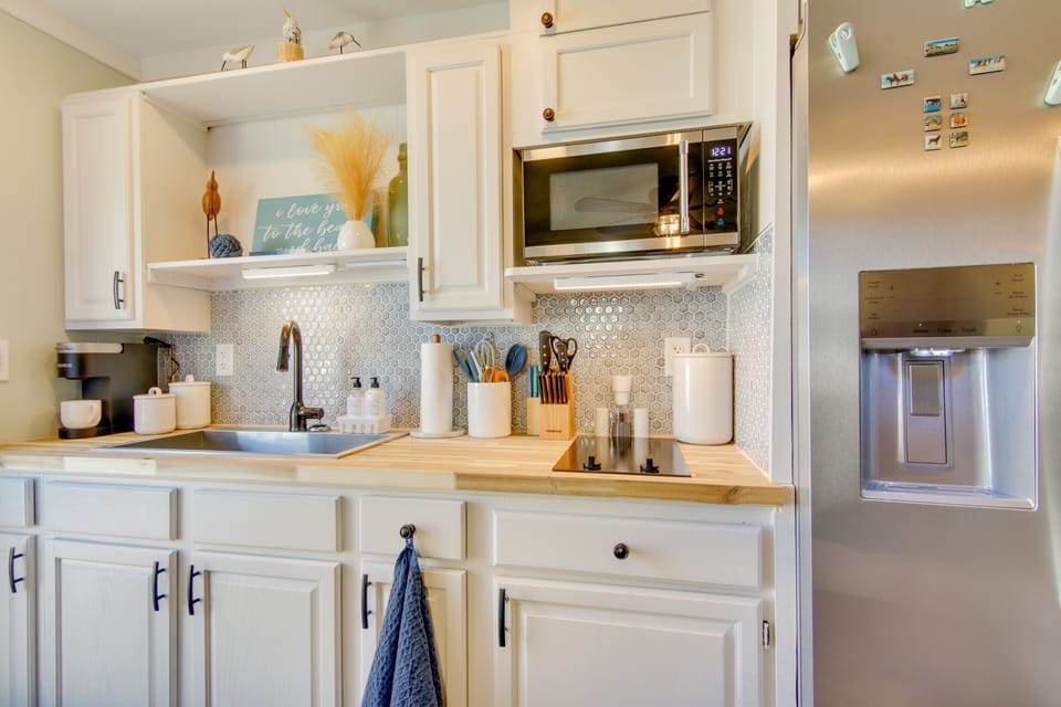 Interior | Single-Story Unit | Central Heat & A/C | Free WiFi