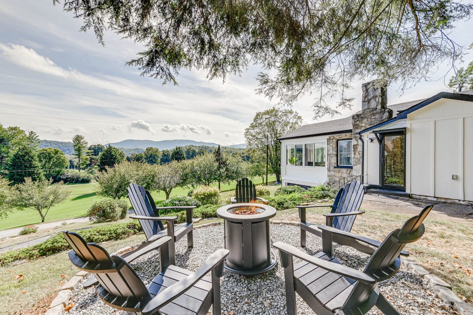 Waynesville Vacation Rental | 2BR | 1.5BA | Stairs to Enter | 950 Sq Ft