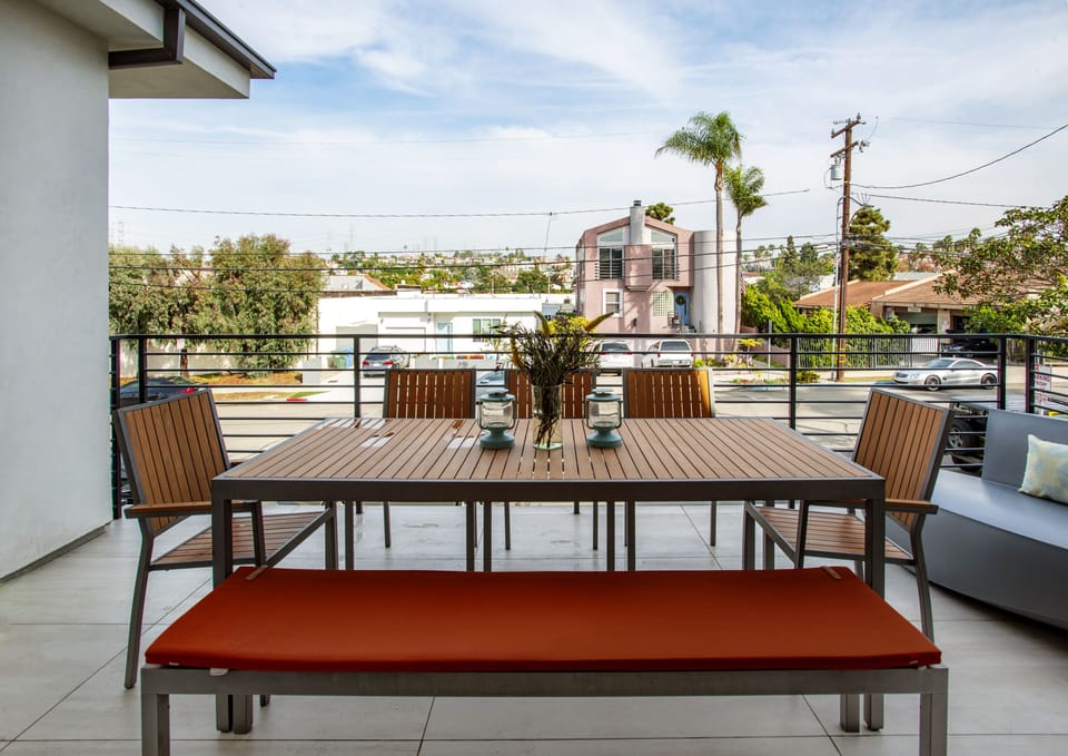 Outdoor dining area/balcony (second floor)