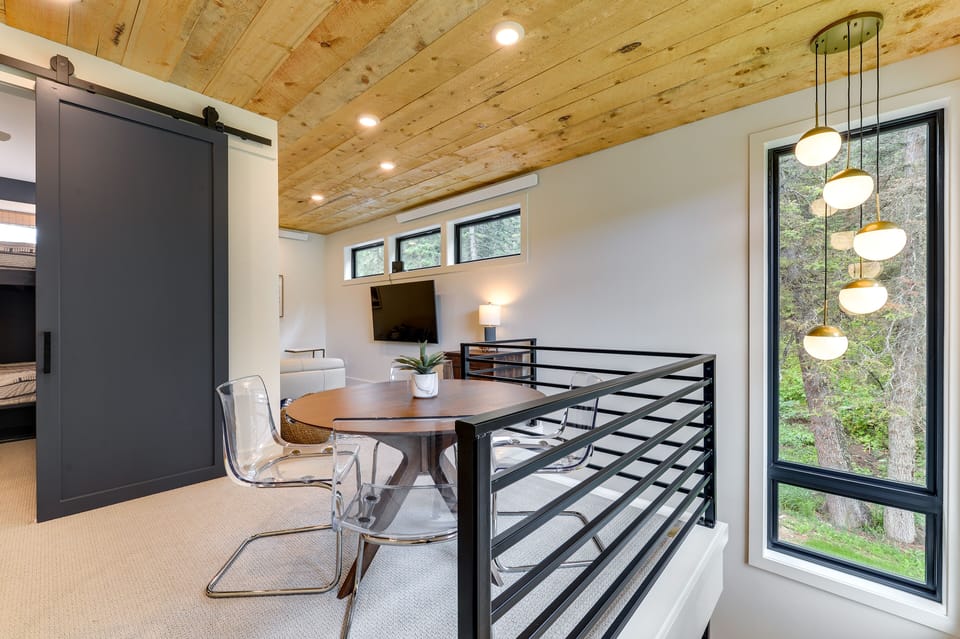 Loft | Flat-Screen TV