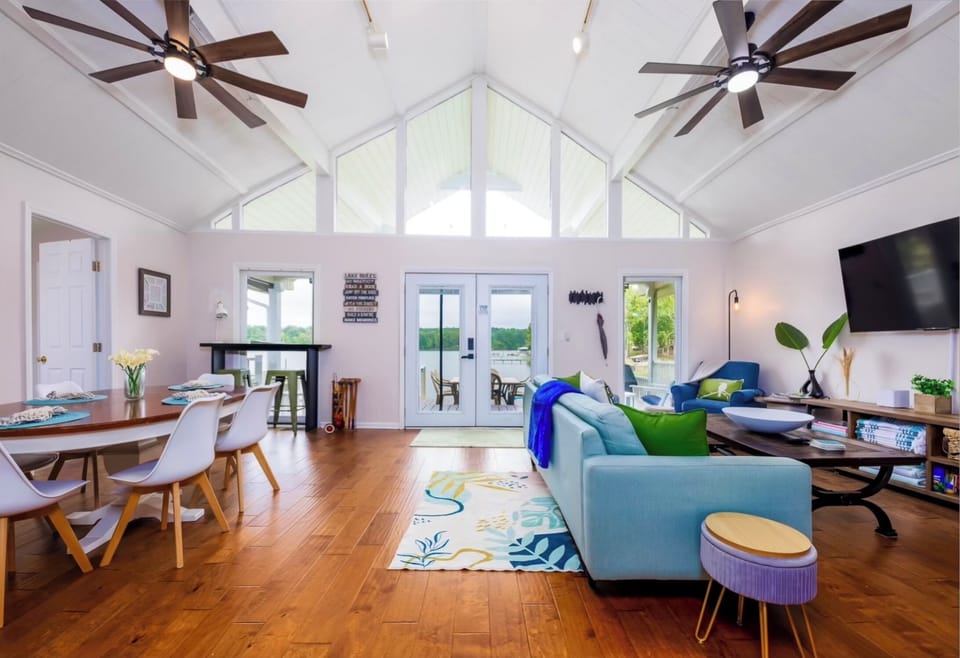 Spectacular all-day Lake views