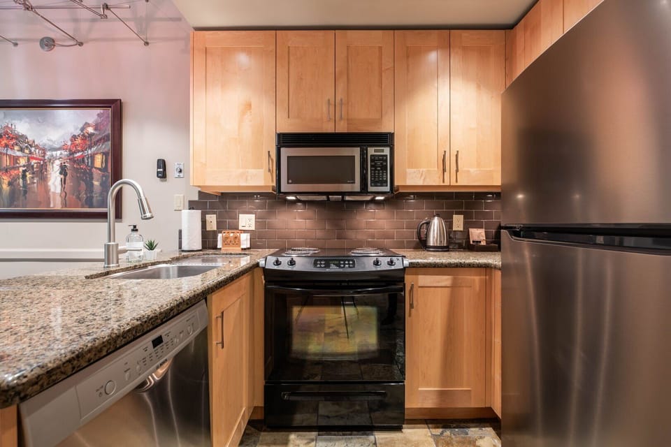 Full kitchen: High-end appliances