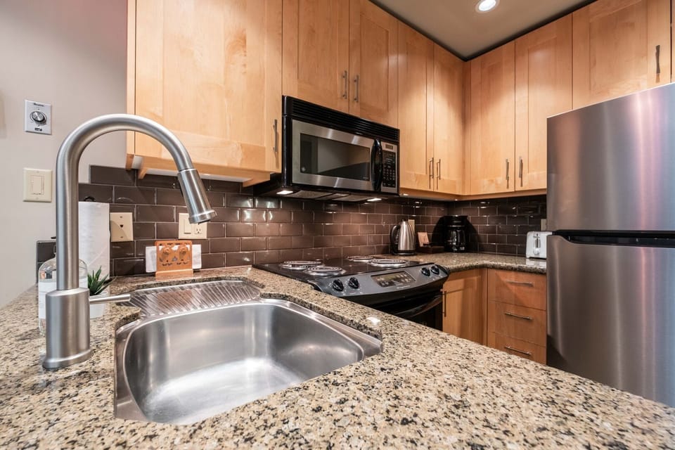 Full kitchen: High-end appliances