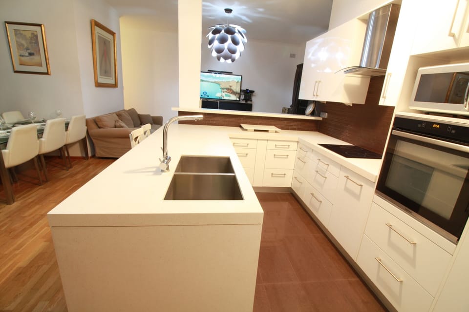 Kitchen, 4 seat Breakfast Bar, Stone bench top, Dishwasher, Oven & Pantry Towers