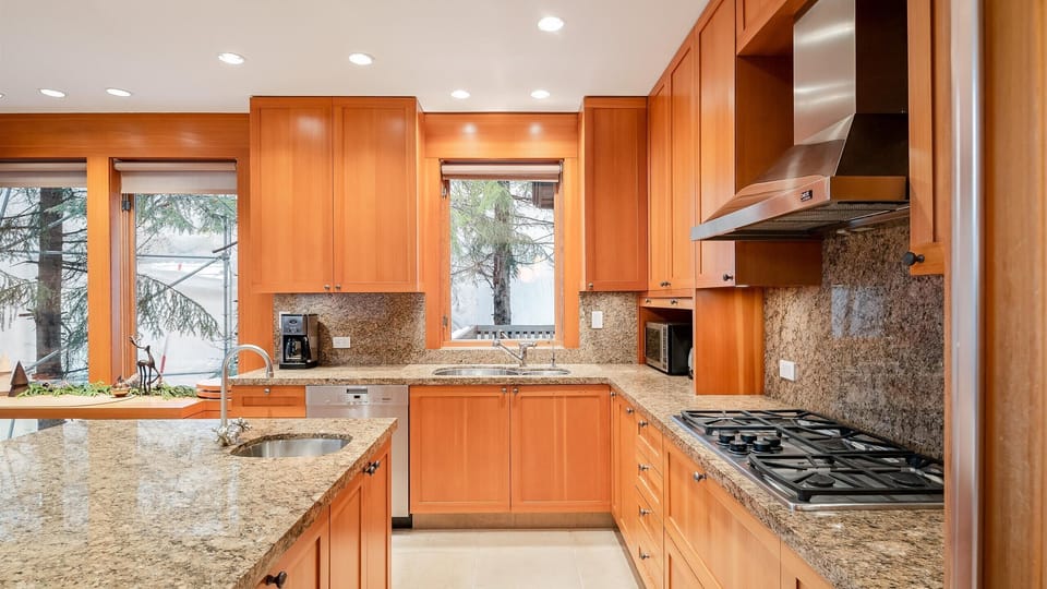 - Gourmet kitchen featuring double ovens and scenic forest windows  
- Perfect setup for cooking hearty mountain meals or holiday feasts  
- Blends warmth and functionality with timeless natural design  
