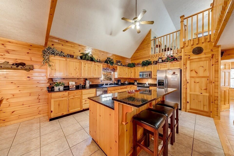 Kitchen with island & stools