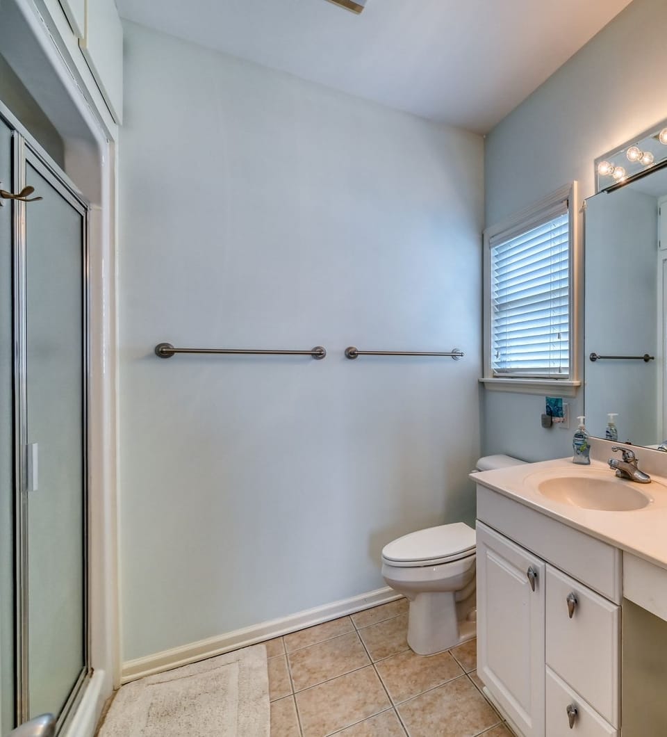Queen Master En Suite with Shower