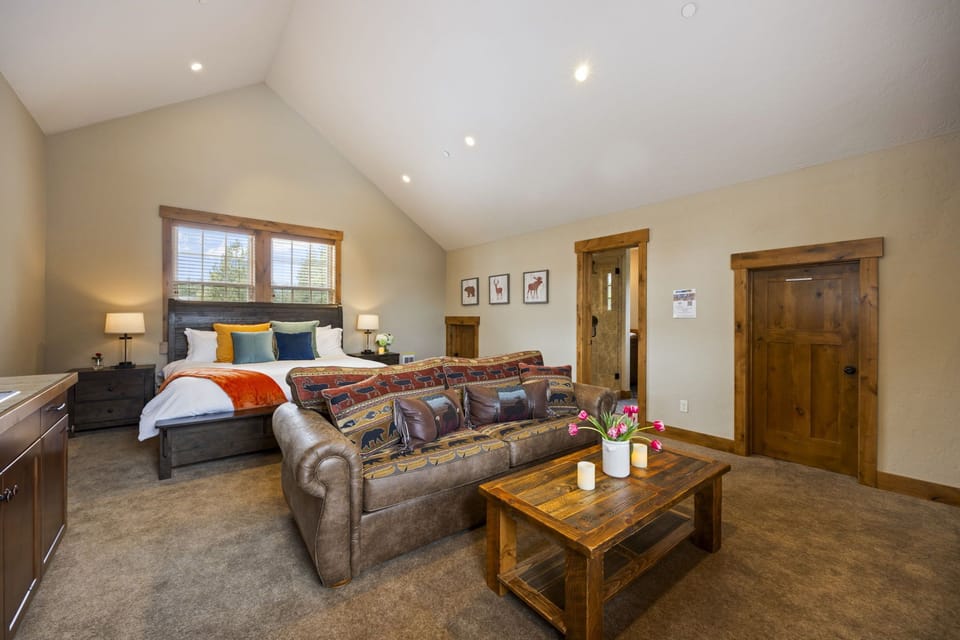 Bedroom 4 - Studio apartment above the detached garage with a king size bed, sleeper sofa, kitchenette and en suite bathroom