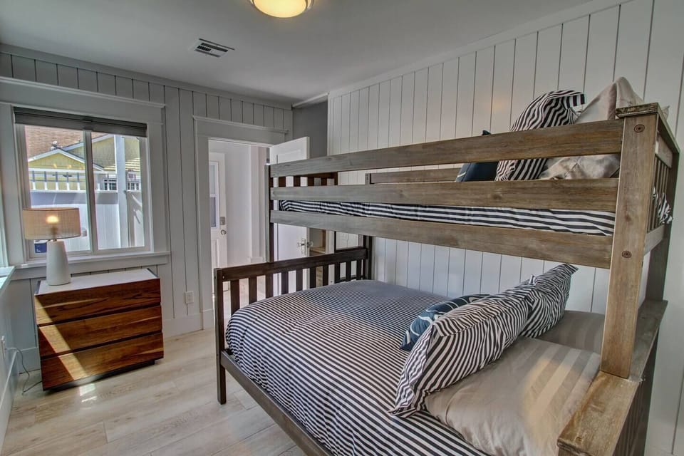 Twin/ full bunk beds