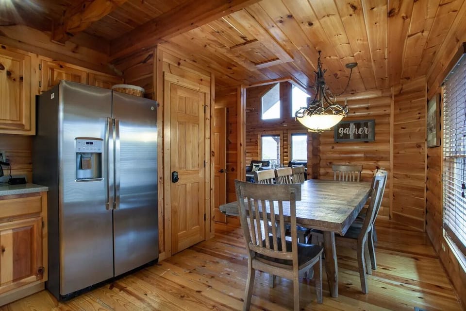 Laurel View Escape's kitchen and dining area