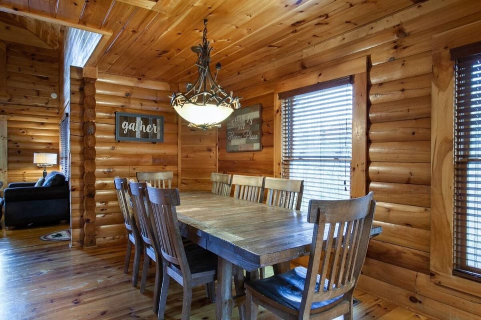 Laurel View Escape's inviting dining table
