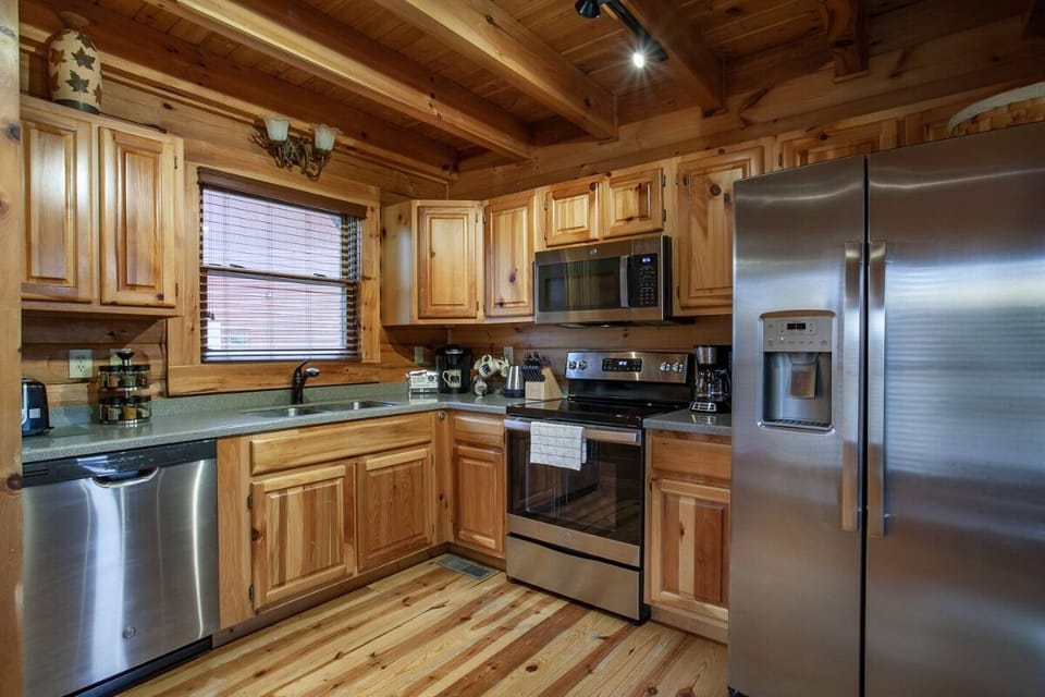 Laurel View Escape's fully equipped kitchen