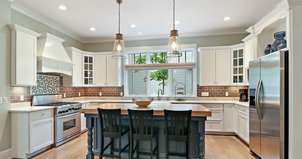 Fully equipped kitchen, breakfast bar seating for 3