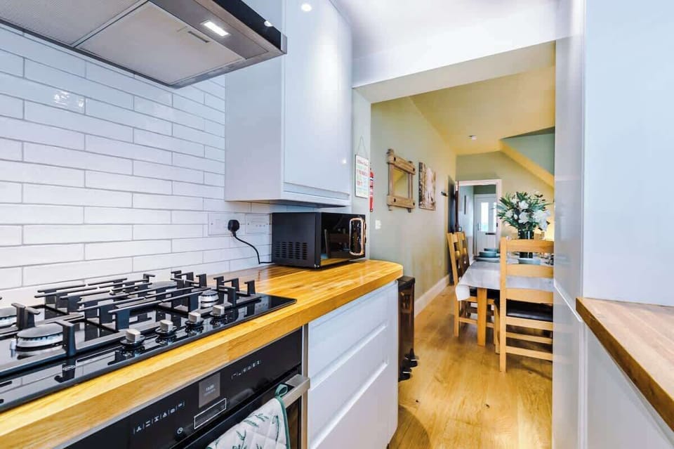 Open plan fully equipped kitchen/dining area with everything you need to cook an array of meals in the evenings.