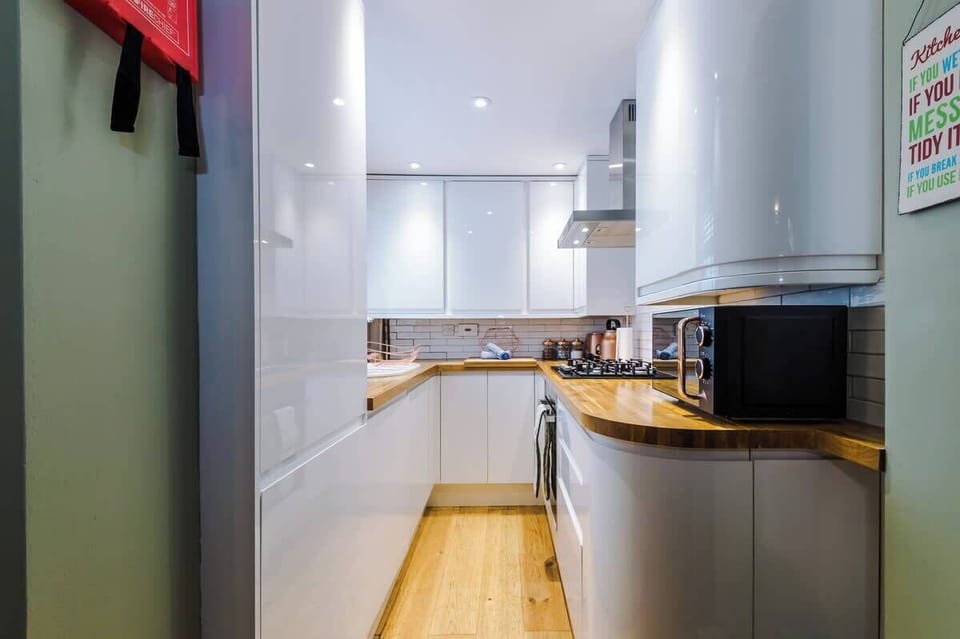 Open plan fully equipped kitchen/dining area with everything you need to cook an array of meals in the evenings.