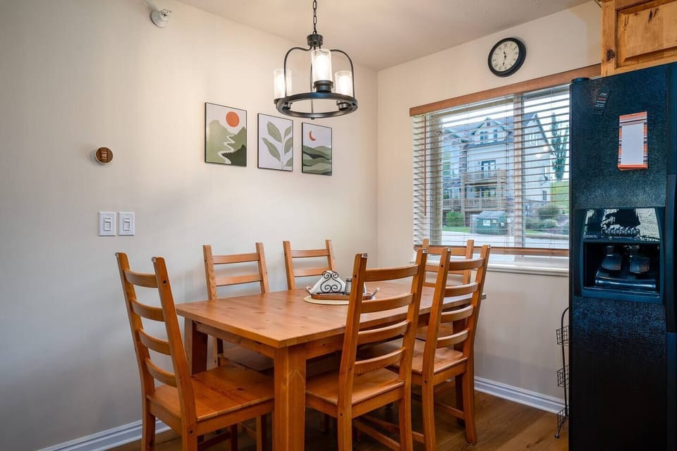 Enjoy meals with family and friends in the eat-in kitchen!