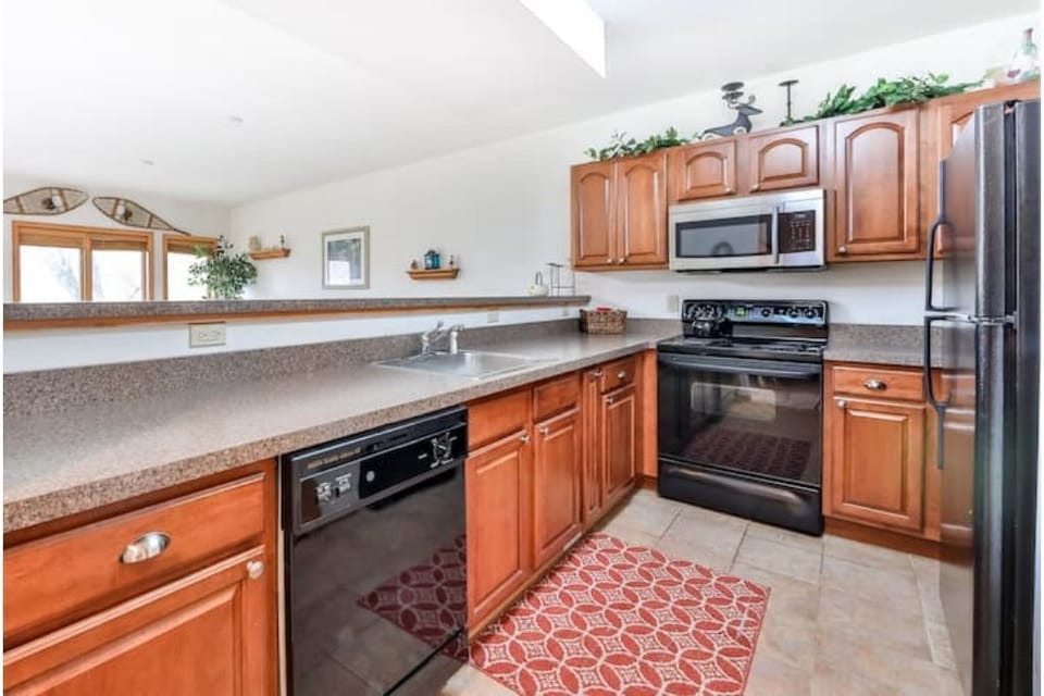 Fully Equipped Kitchen Dishwasher, Oven, Microwave