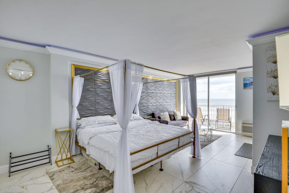 Studio | King Bed | Sleeper Sofa | Linens Provided | Smart TV