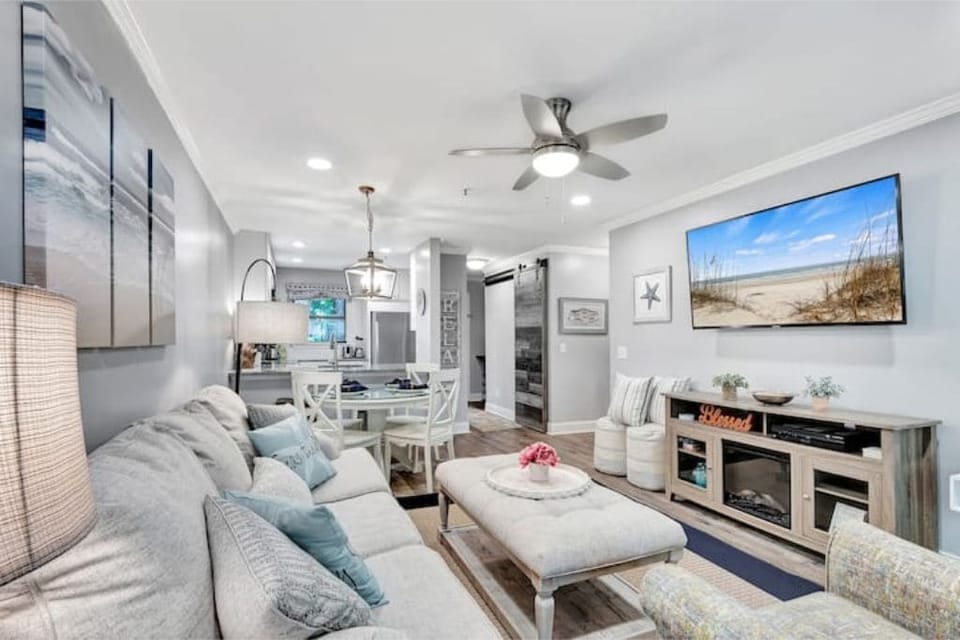 Cozy and stylish living and dining areas with a 65" smart tv!