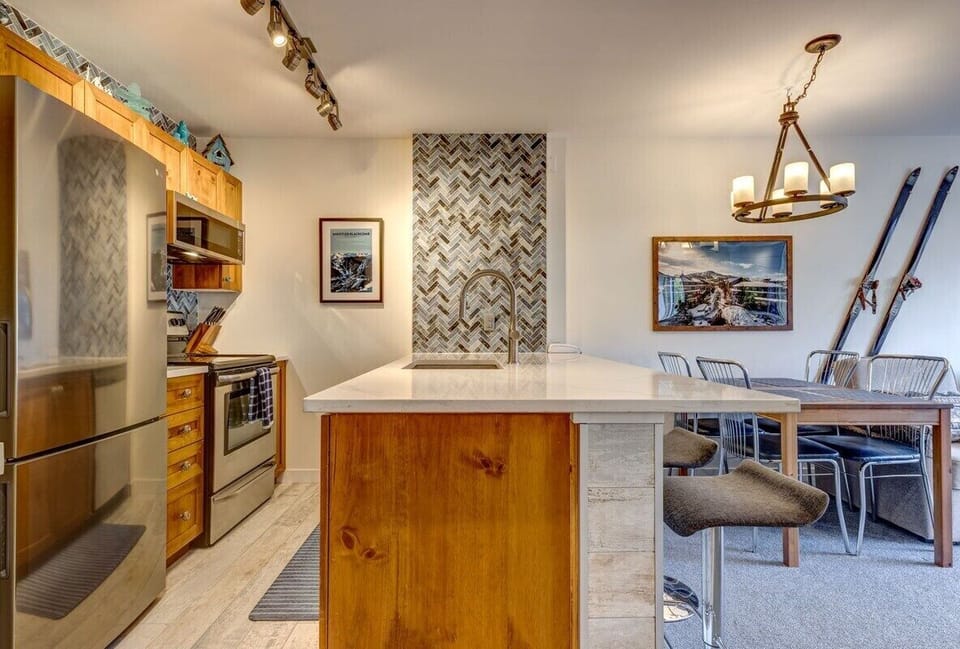 The peaked tile backsplash nicely displayed. 