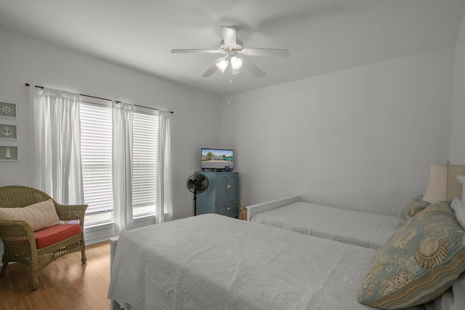 Third bedroom with double-size bed and twin-size bed.