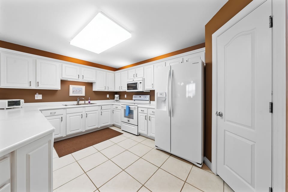 Kitchen stocked with pots/pans/utensils.