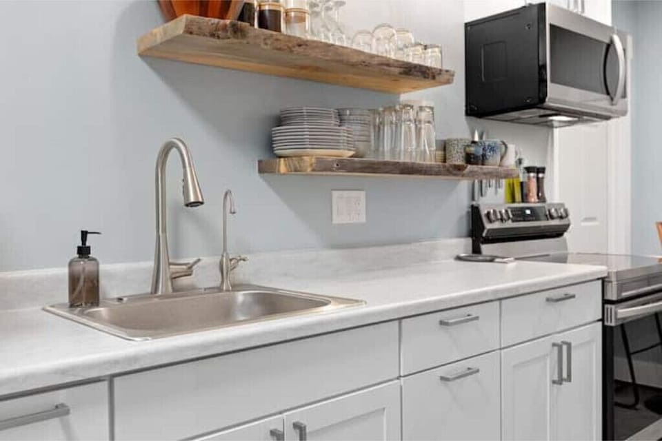 Kitchen filtered water, stove/oven microwave and full size fridge