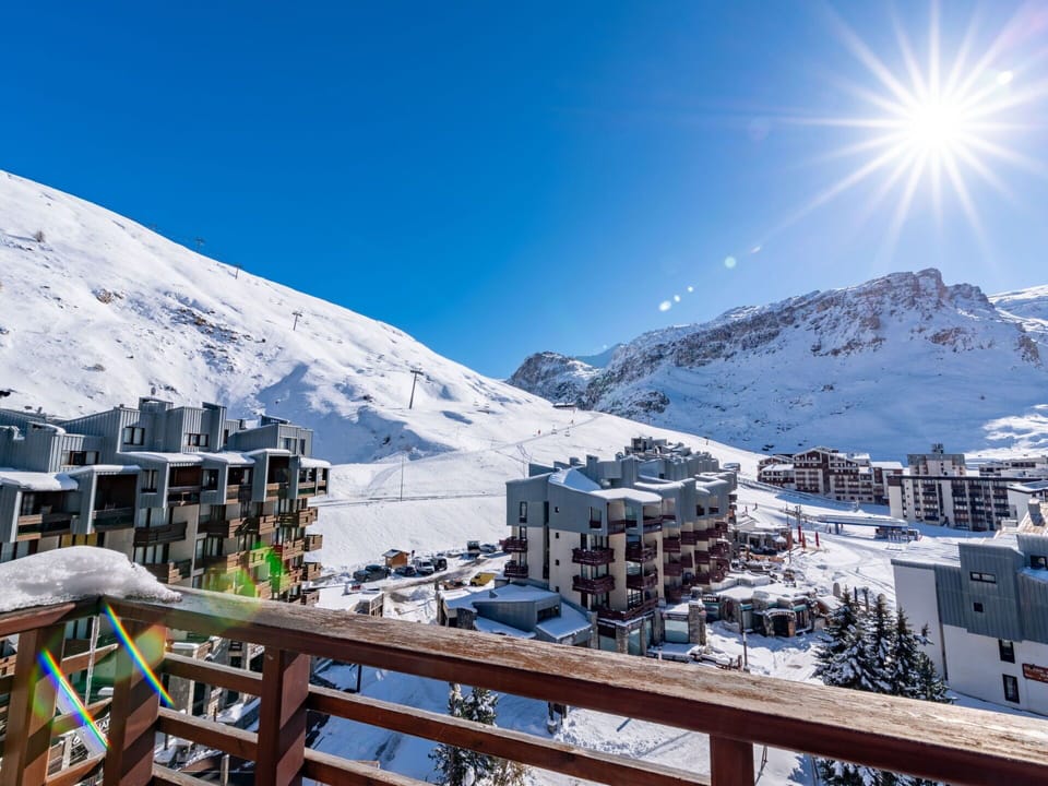 Sky, Snow, Mountain, Slope, Cloud, Building, Freezing, Glacial Landform, Mountainous Landforms, Landscape