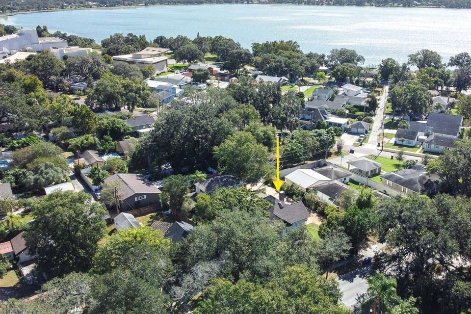 Walking distance to Lake Hollingsworth and park