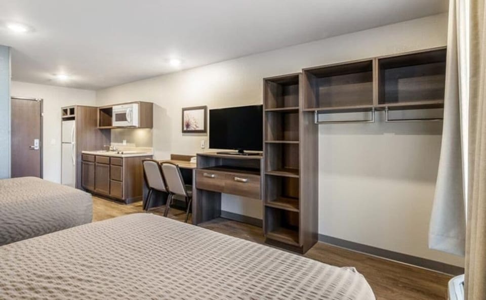 Unit with Double Queen beds. Exact unit will be assigned upon arrival. Views, colors and decor may vary.