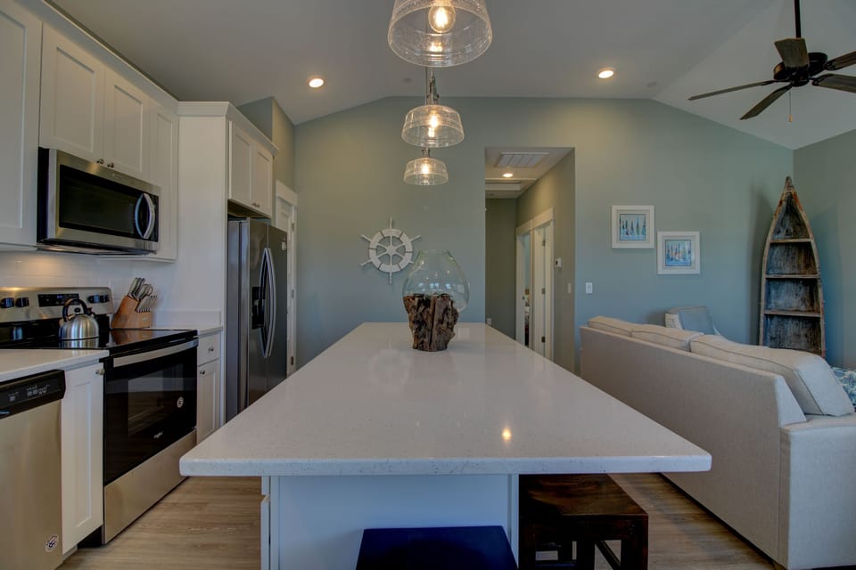 K4221 Open Concept Kitchen w/Eat In Island