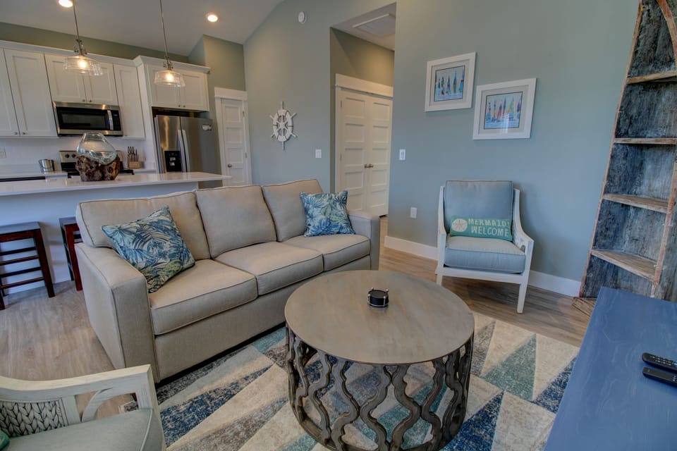 K4221 Main Living Area w/Queen Sleeper Sofa