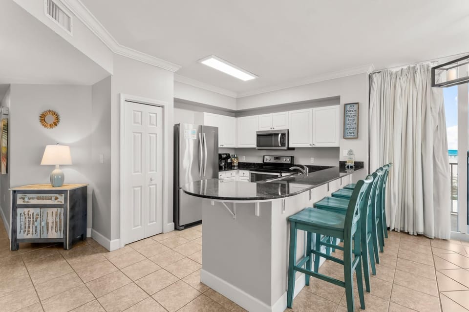 Kitchen with Breakfast Bar