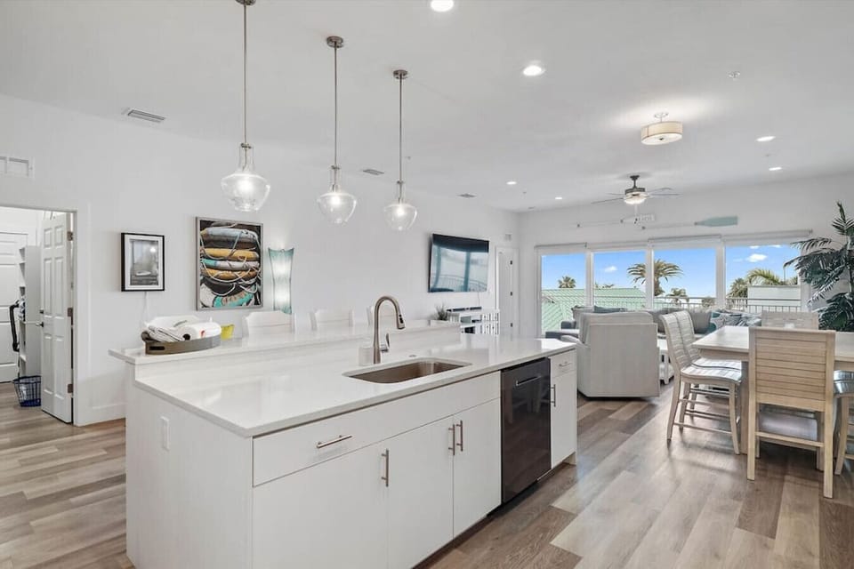 Large island with sink and built-in dishwasher