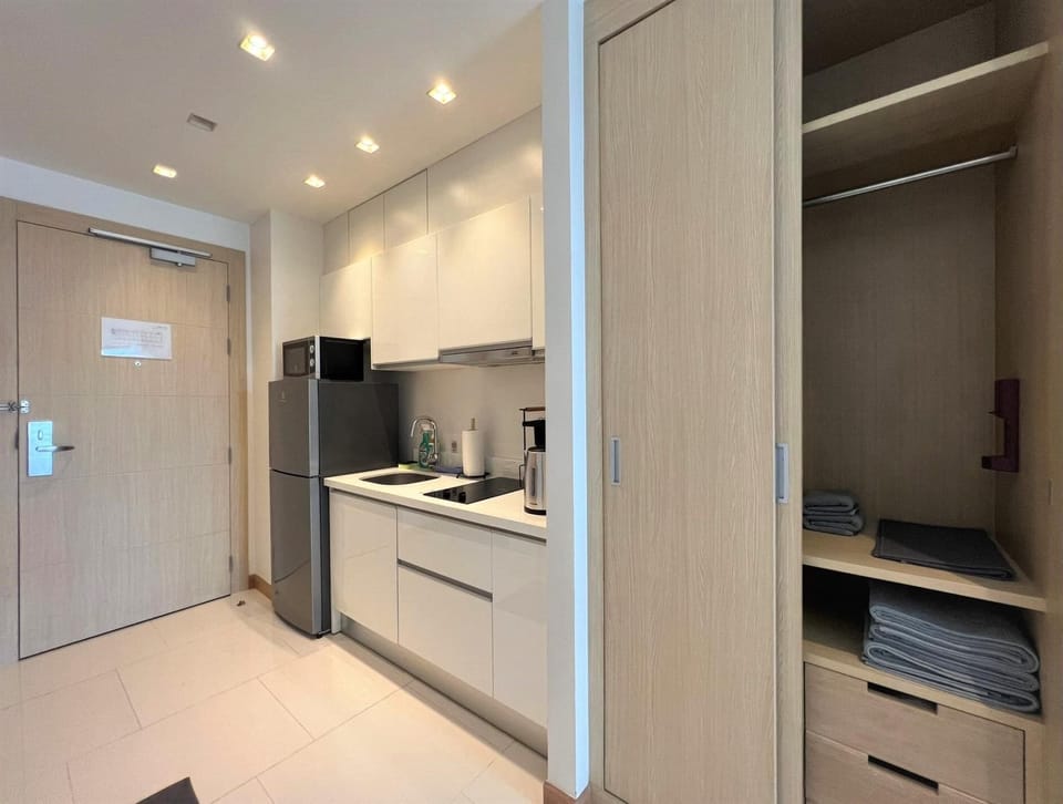 Beachfront A403 Seaview Studio (2126)