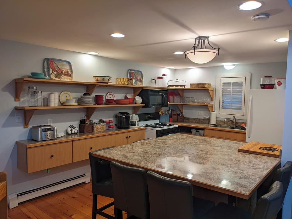 Eat in Kitchen seats 6 at counter.