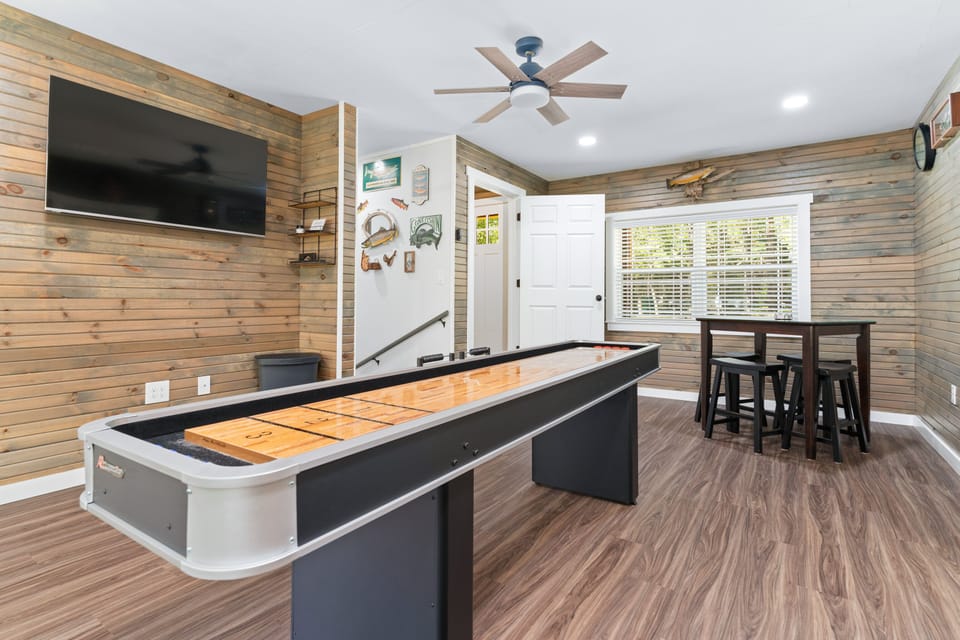 Game room w/ shuffleboard table