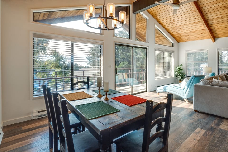 Dining Area | Dishware & Flatware Provided