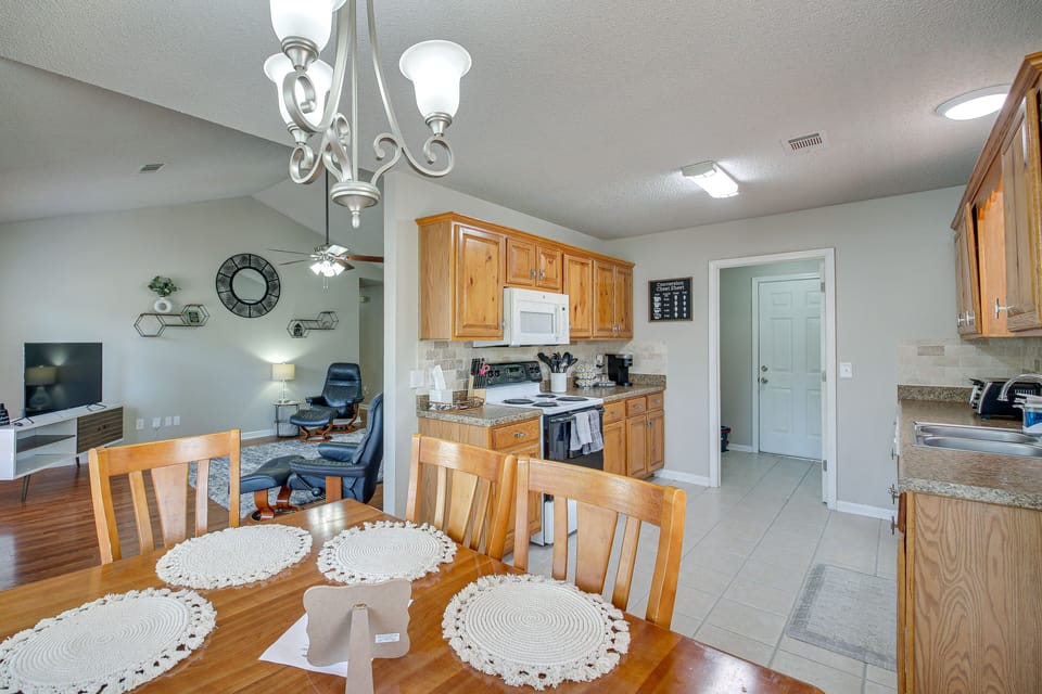 Dining Area | Dishware & Flatware Provided