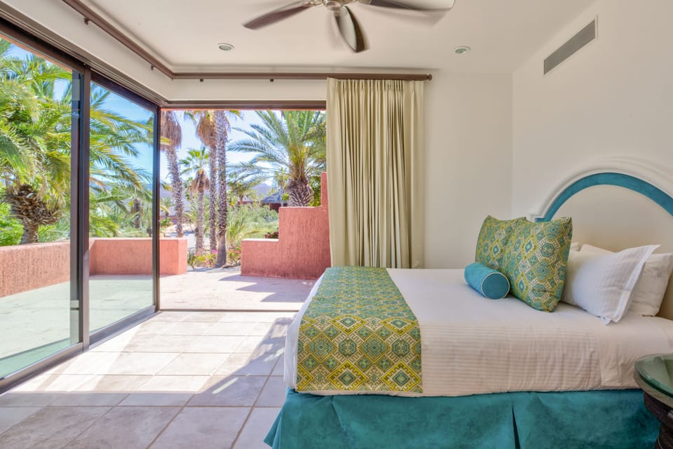 King-size bed and balcony