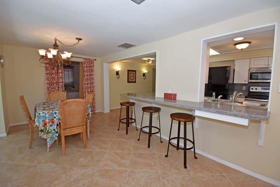 Kitchen bar area